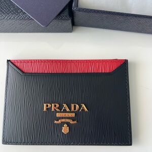 Prada 100% authentic - credit card holder in leather black and red. Brand new!